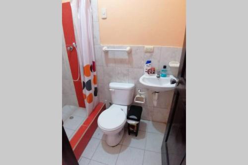 Baño pequeño con aseo y lavamanos en Casa Independiente Ideal para Familias, en La Libertad