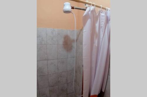 y baño con ducha con cortina blanca. en Casa Independiente Ideal para Familias, en La Libertad