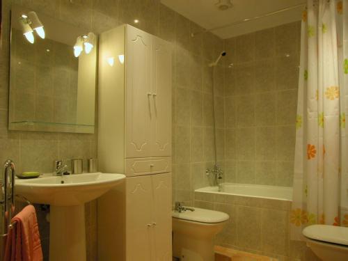 La salle de bains est pourvue d'un lavabo, de toilettes et d'une douche. dans l'établissement casa rural JUANSERENA, à Echarren