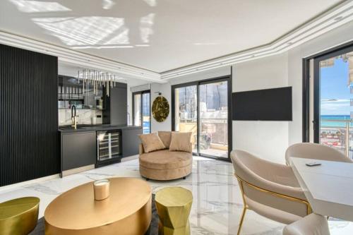un salon avec une table et des chaises dans l'établissement Somptueux logement,Cannes Croisette,4 Étoiles****, à Cannes