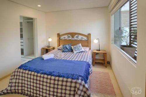 1 dormitorio con 1 cama grande con manta azul en N4A2 - New, Nice, for Long and Short Stay, en Asunción
