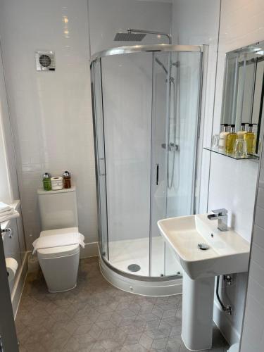 A bathroom at Arundel House 