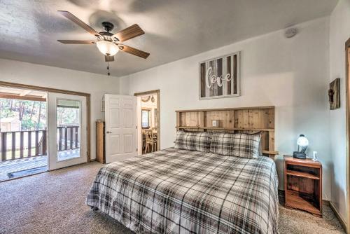 Ένα ή περισσότερα κρεβάτια σε δωμάτιο στο Tranquil Cabin with Stream and Deck Near Dtwn Ruidoso!