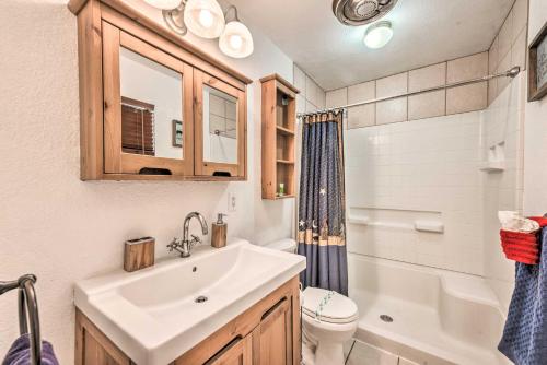 Ένα μπάνιο στο Tranquil Cabin with Stream and Deck Near Dtwn Ruidoso!