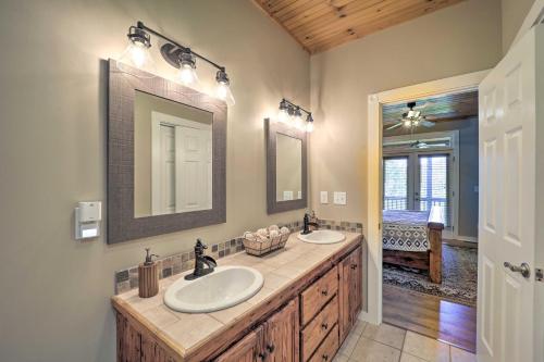 ein Badezimmer mit zwei Waschbecken und zwei Spiegeln in der Unterkunft Woodsy Getaway with Hot Tub, Deck and Mtn Views! in Boone