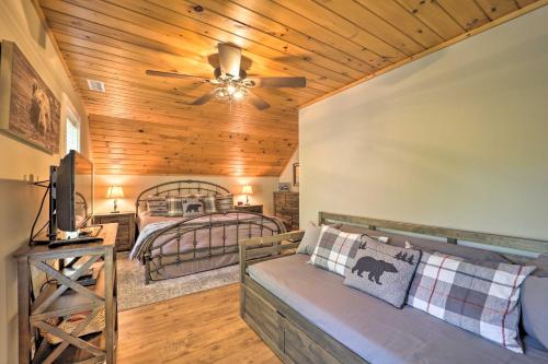 Galeriebild der Unterkunft Woodsy Getaway with Hot Tub, Deck and Mtn Views! in Boone