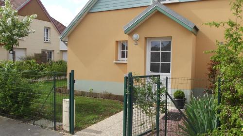 une maison avec une clôture devant dans l'établissement Les Pluviers en Baie, à Saint-Valery-sur-Somme