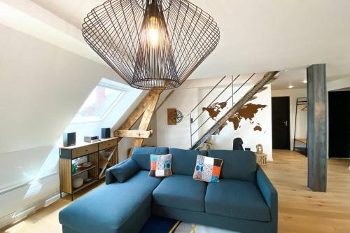 - un salon avec un canapé bleu et un escalier dans l'établissement Le Majestic Cathedral, Amiens Hyper-centre, à Amiens