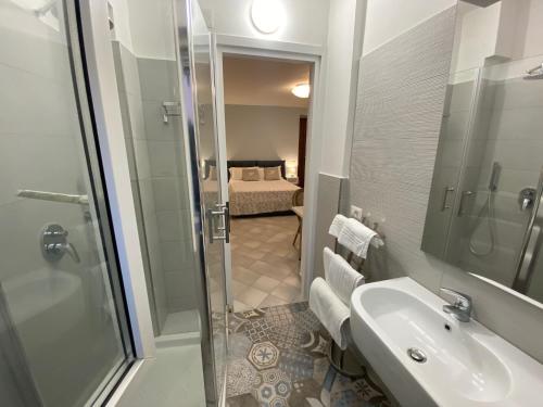 bagno con doccia, lavandino e doccia di William Apartment 2 Sorrento a Sorrento