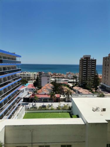 トレモリノスにあるBeautiful Views Carihuela Sun & Beach 1の建物から海の景色を望めます。
