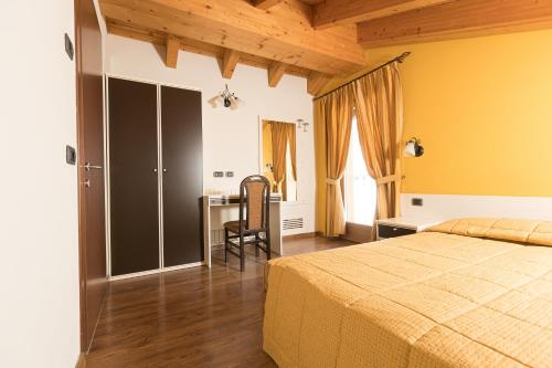a bedroom with a bed and a desk at Chalet Kiara - Appartamenti Abar in Livigno