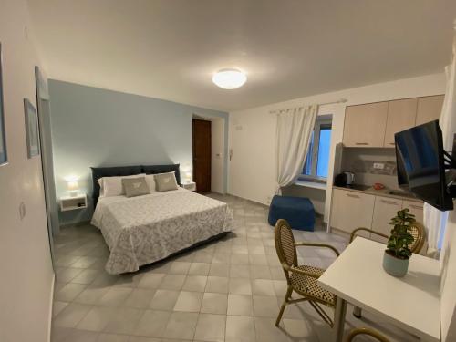 una camera d'albergo con letto e cucina di William Apartment 2 Sorrento a Sorrento