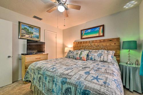Ένα ή περισσότερα κρεβάτια σε δωμάτιο στο Pet-Friendly Bradenton Home about 3 Mi to Cortez Beach