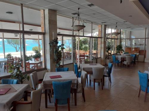 Un restaurante u otro lugar para comer en Poseidon Hotel