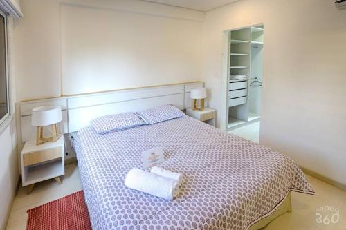 1 dormitorio con 1 cama con 2 toallas en N1A1 - New, Nice, for Long and Short Stay, en Asunción
