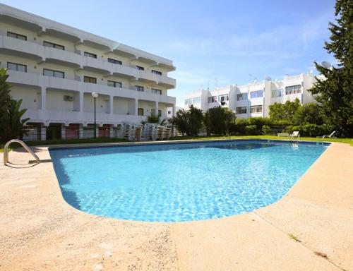 a large swimming pool in front of a building at Sea Gardens - Alvaflor - Vilamoura in Vilamoura
