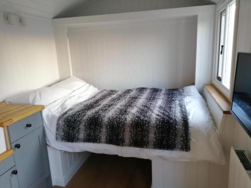 Un pat sau paturi într-o cameră la Wolstonbury Getaway