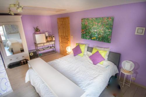 Un pat sau paturi într-o cameră la B&B La maison de Régine