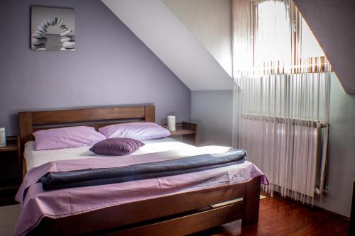Ένα ή περισσότερα κρεβάτια σε δωμάτιο στο Apartments and Rooms Štefanac