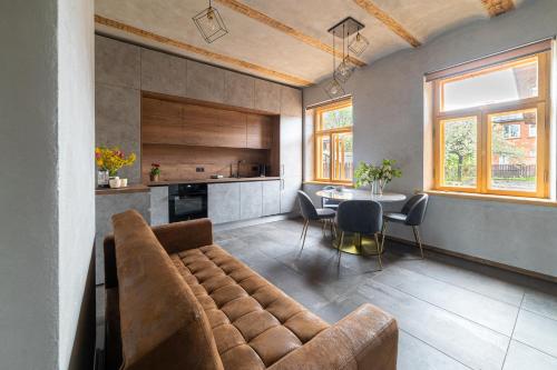 - un salon avec un canapé et une table dans l'établissement Vija apartment Kuldīga, à Kuldīga
