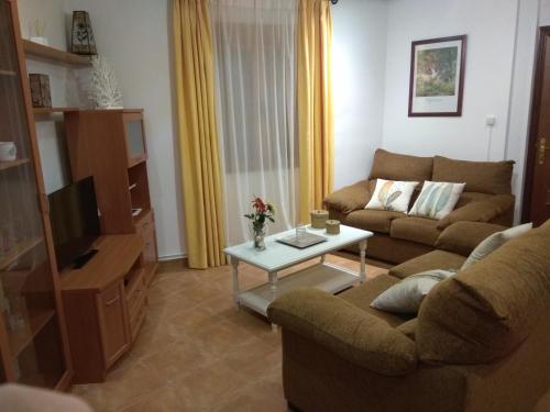 una sala de estar con un sofá y una mesa en ARCO DE VILLALAR, en Baeza