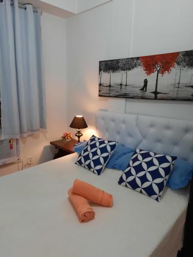 une chambre avec un lit blanc avec deux oreillers dessus dans l'établissement CopaRio no coração da praia de Copacabana, à Rio de Janeiro