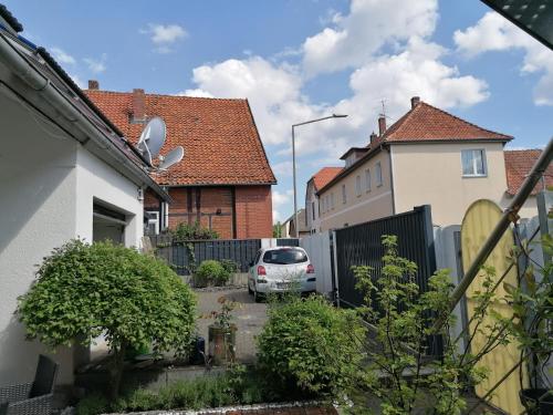 un coche aparcado en la entrada de una casa en Ferienwohnung Resit 2, en Steinhude