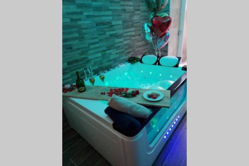 d'une baignoire avec une table. dans l'établissement Arty room JACCUZI & SPA CENTRE VILLE HAUT DE GAMME, à Mulhouse