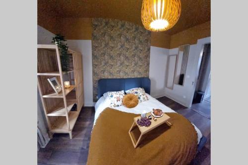- une chambre avec un lit et une table dans l'établissement Arty room JACCUZI & SPA CENTRE VILLE HAUT DE GAMME, à Mulhouse