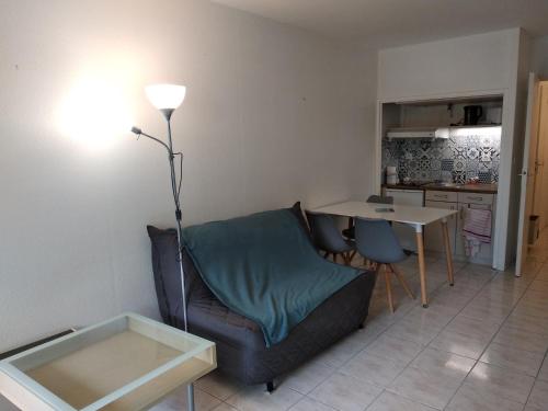 un salon avec un canapé et une table dans l'établissement Résidence Le Vallon à 180 m de la plage, à Saint-Georges-de-Didonne