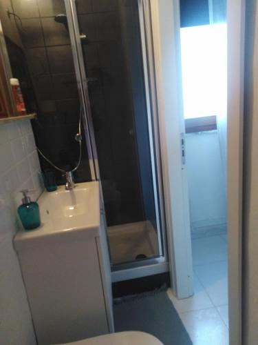 シラクーサにあるCasa del roncoのバスルーム(シャワー、洗面台、トイレ付)
