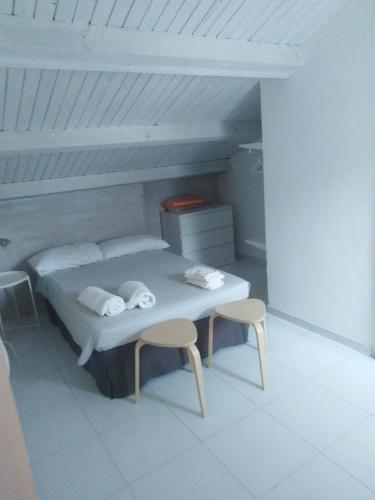 シラクーサにあるCasa del roncoのベッドルーム1室(ベッド1台、椅子2脚、テーブル付)