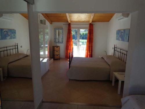 een slaapkamer met 2 bedden in een kamer met een raam bij Villa Angelina Garden in Grimaud