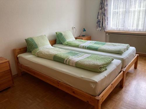 dwa łóżka siedzące na sobie w pokoju w obiekcie Chalet Wildbach w mieście Adelboden