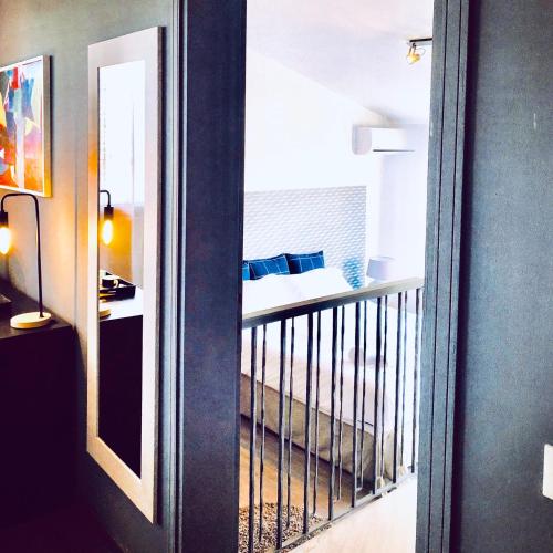 a mirror in a room with a balcony at Palazzina300 in Treviso