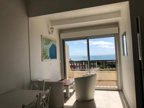 une salle à manger avec vue sur l'océan dans l'établissement Appartement en 1ère ligne, au Cap d'Agde