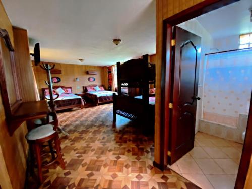 Habitación con sala de estar y dormitorio. en Dream Garden Mountain Hotel, en San Juan