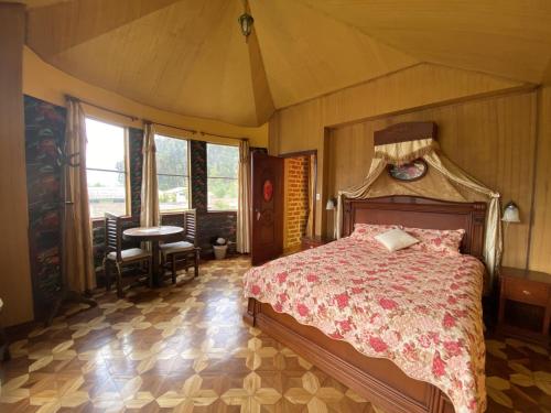 1 dormitorio con 1 cama y 1 mesa en una habitación en Dream Garden Mountain Hotel, en San Juan