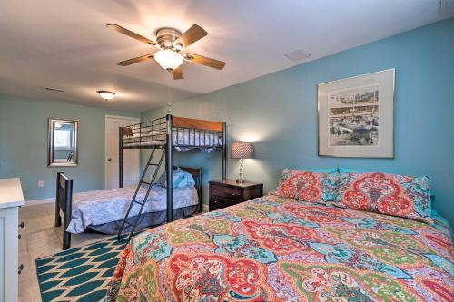Un dormitorio con una cama con ventilador de techo. en Rivers Edge Retreat with Kayaks and River Access!, en Reedville