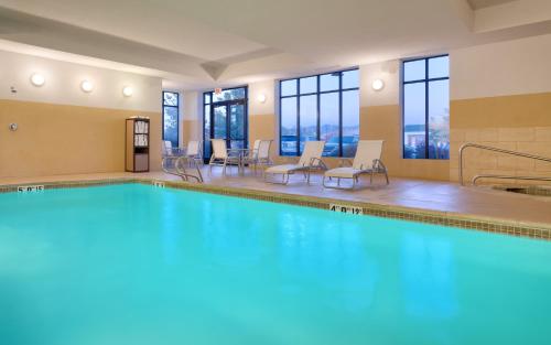 einen Pool mit blauem Wasser in einem Hotelzimmer in der Unterkunft Holiday Inn & Suites Salt Lake City - Airport West, an IHG Hotel in Salt Lake City