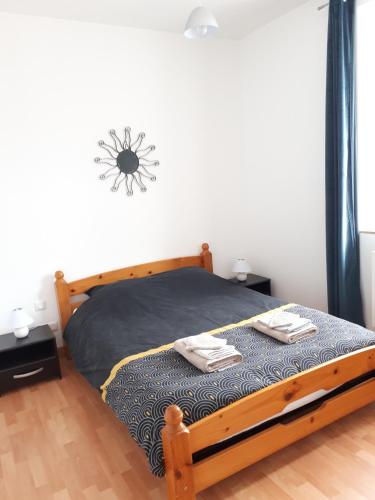 une chambre avec un lit avec deux serviettes dessus dans l'établissement Maison de pêcheur idéalement située., au Tréport