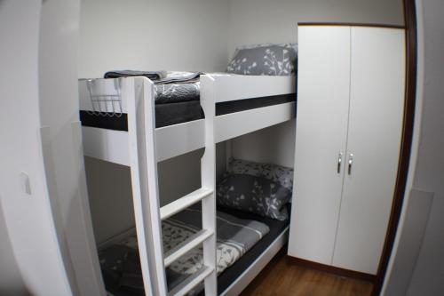 Poschodová posteľ alebo postele v izbe v ubytovaní Apartmán KUBO
