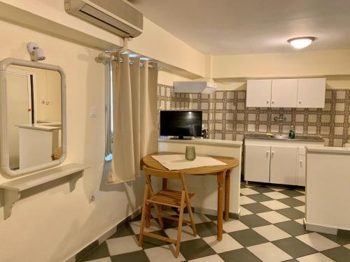Kuchyň nebo kuchyňský kout v ubytování Costas Rooms