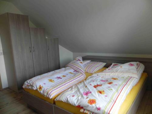 Una cama doble en una habitación con dos golondrinas. en Ferienwohnungen am Unstrutwehr en Freyburg