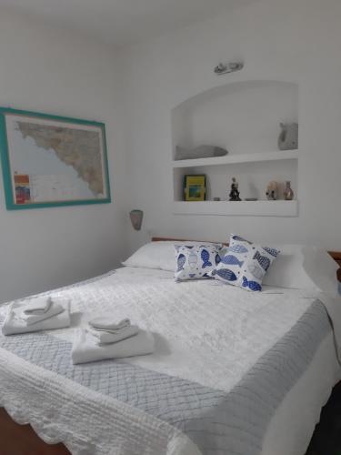 a bedroom with a white bed with towels on it at Fabienne in Bonassola