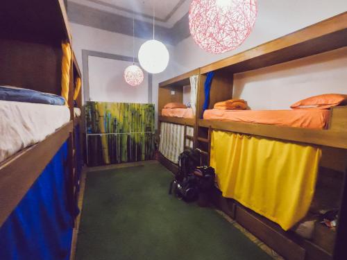 Charruas hostel emeletes ágyai egy szobában