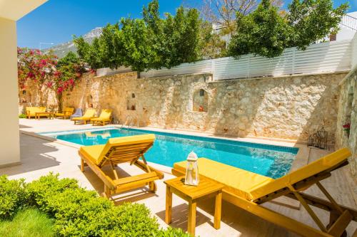 Bazén v ubytování Garden Court Apartments nebo v jeho okolí