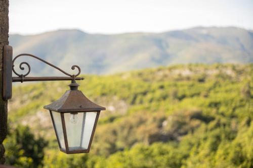 a lamp on a building with a view of a mountain at Recanto do Pinheiro in Arga de Baixo