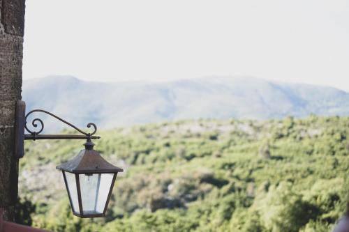 a lamp on a building with a view of a mountain at Recanto do Pinheiro in Arga de Baixo