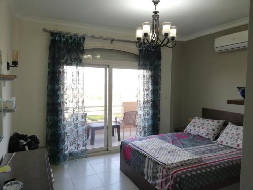 Ένα ή περισσότερα κρεβάτια σε δωμάτιο στο Chalet in Telal Alsokhna resort - Unit 3072b